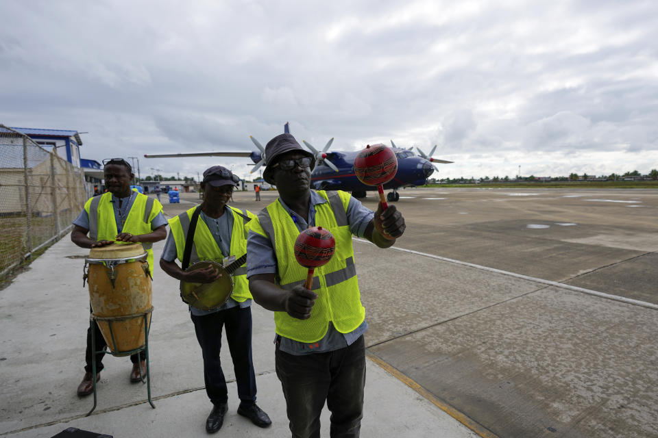 Una banda toca para los pasajeros que llegan al aeropuerto de Cabo Haitiano, Haití, el 17 de abril de 2024. (AP Foto/Ramón Espinosa)