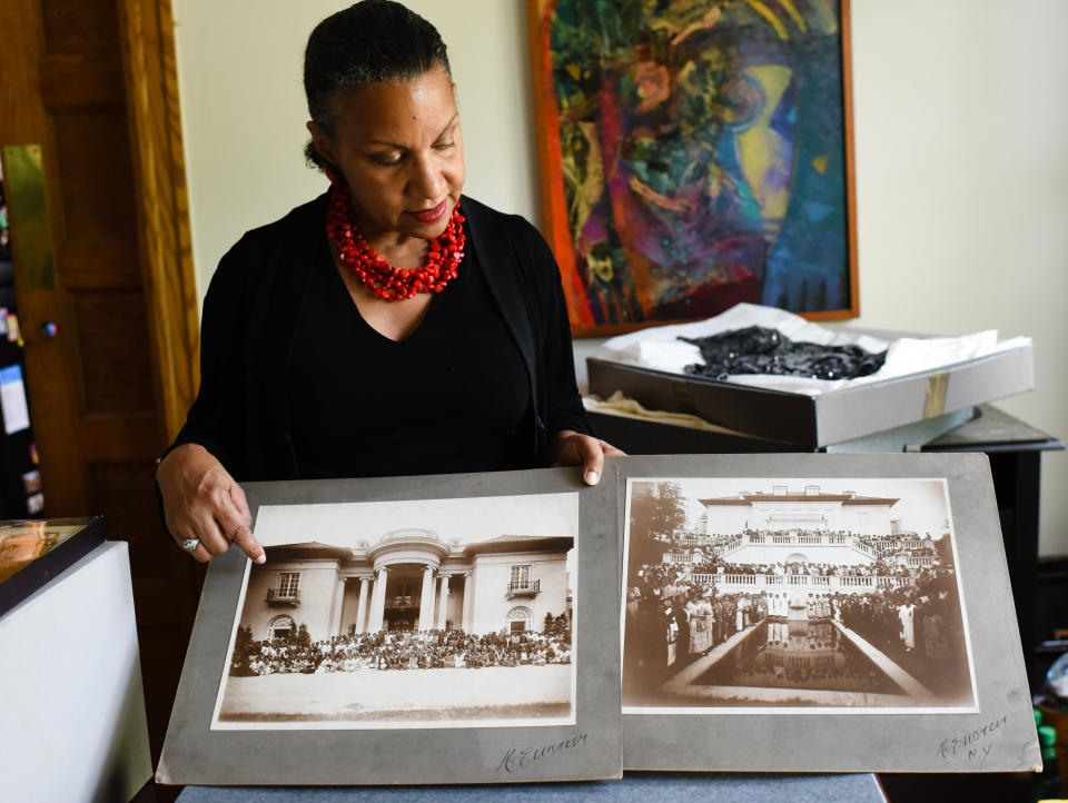 A'Lelia Bundles, looks at two pictures of Walker agents during the eighth annual <a href="https://aleliabundles.com/madam-c-j-walkers-first-national-convention-august-30-31-1917/" target="_blank" rel="noopener noreferrer">convention</a> of sales agents in the summer of 1924. (Photo: The Washington Post via Getty Images)