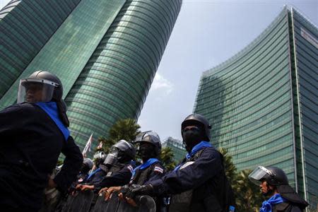 Riot police officers stand guard as anti-government protesters gather during a rally outside the Ministry of Energy in Bangkok March 6, 2014. REUTERS/Athit Perawongmetha