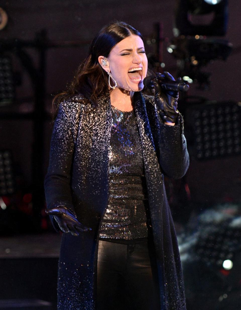 Idina Menzel's "Let It Go" Performance Receives Icy Criticism