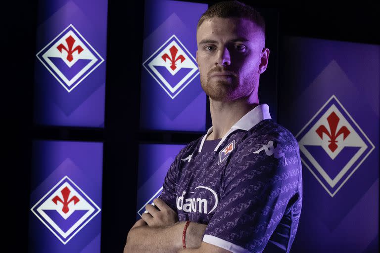 Lucas Beltrán en su presentación con Fiorentina; usará la camiseta N° 9, la misma que Gabriel Batistuta