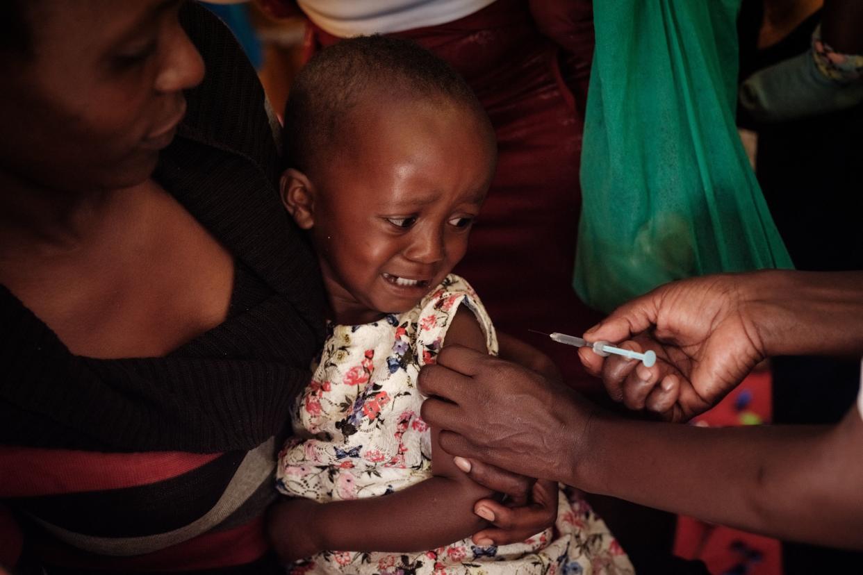 Un jeune Kényan reçoit une dose de vaccin contre la malaria (Photo by YASUYOSHI CHIBA/AFP via Getty Images)