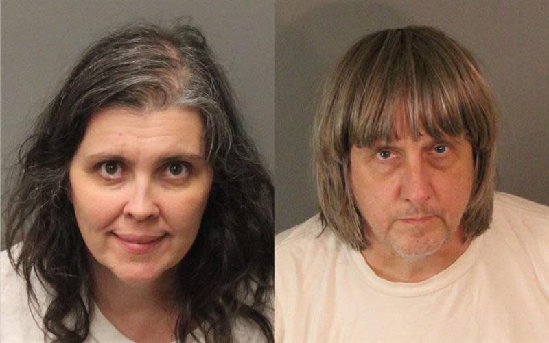 David Allen Turpin (d) y Louise Anna Turpin (i) luego de su arresto en California, (EFE/Riverside County Sheriff Department)