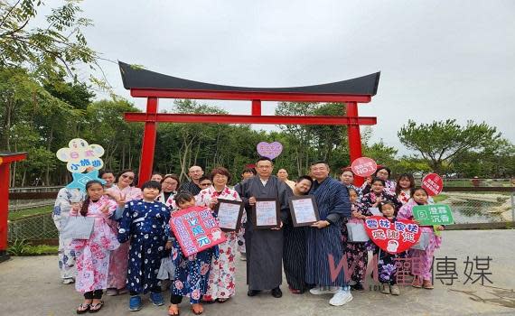 （觀傳媒雲林新聞）【記者洪佳伶／雲林報導】澄霖沉香味道森林館打造「台版」兼六園、奈良鹿園及京都岡崎兔子神社，不用去日本也能猶如出國放鬆，更結合澄霖生醫國際、嵩霖土地公、冠頵國際與全方位發展行銷公司，今（22）日贊助12萬元春節關懷金，給予家扶媽媽實質的照顧，滿滿能量一整年。