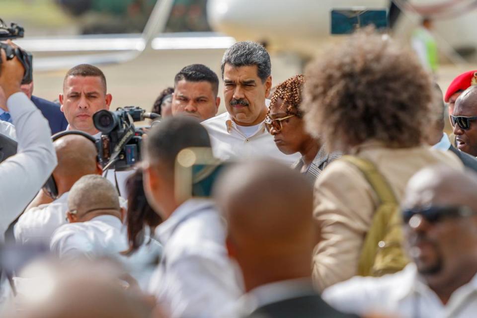 El presidente de Venezuela, Nicolás Maduro, arriba en el centro, llega al Aeropuerto Internacional de Argyle, en Argyle, San Vicente, el jueves 14 de diciembre de 2023. Maduro llegó para una reunión con el presidente de Guyana, Irfaan Ali, sobre una antigua disputa sobre el territorio de Essequibo, una vasta región fronteriza rica en petróleo y minerales que representa gran parte del territorio de Guyana, pero que Venezuela reclama como propio. Lucanus D. Ollivierre/AP