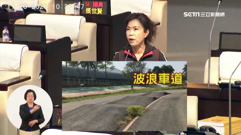 議員指出，台南市立自由車場館出現波浪型車道。