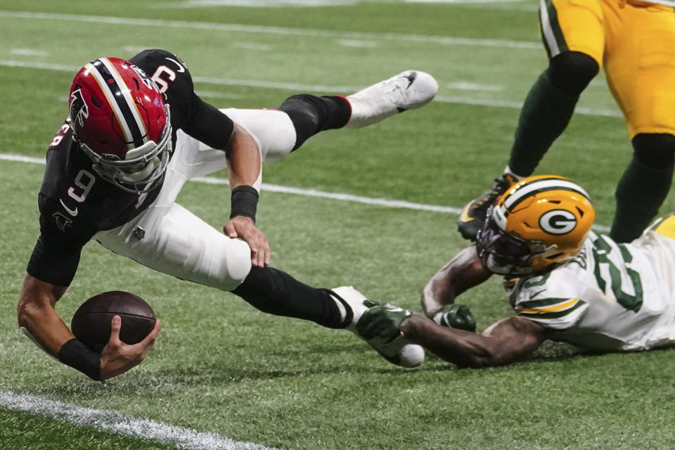 Atlanta Falcons quarterback Desmond Ridder (9) falls into the end zone for a touchdown against Green Bay Packers cornerback Rasul Douglas (29) during the second half of an NFL football game, Sunday, Sept. 17, 2023, in Atlanta. (AP Photo/John Bazemore)