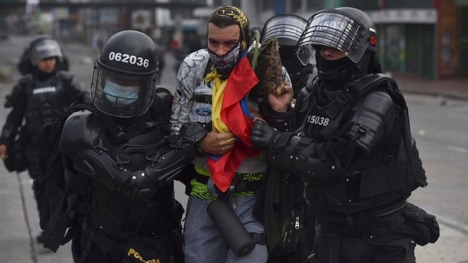 Policías detienen a un manifestante.