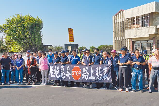 彰化縣芳苑鄉超過200位鄉民10月31日到普盛生物科技琦玉廠前抗議，因不滿廠內堆置大量曝曬的混雜廢棄物，發出惡臭，讓鄰近路上國小師生吃午餐都邊吃邊吐，痛批廠商言而無信、環保局無作為。（吳建輝攝）