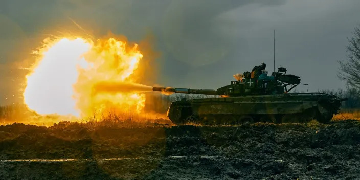 Ukranian forces fire at Russian positions using a captured T-80 tank.