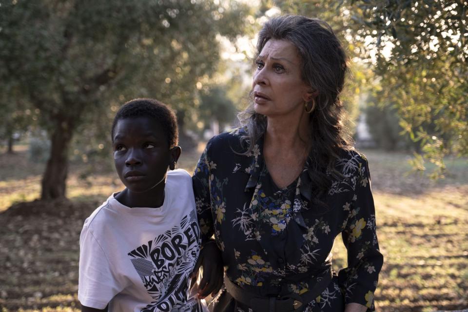 Netflix holt eine Hollywoodikone vor die Kamera: Im Filmdrama "Du hast das Leben vor dir" verkörpert Sophia Loren die Holocaust-Überlebende Madame Rosa. Die betagte Dame kümmert sich in einer italienischen Küstenstadt um den Straßenjungen Momo (Ibrahima Gueye). Zwischen der Seniorin und dem Zwölfjährigen entwickelt sich eine ganz besondere Beziehung. (Bild: Netflix / Regine de Lazzaris aka Greta)