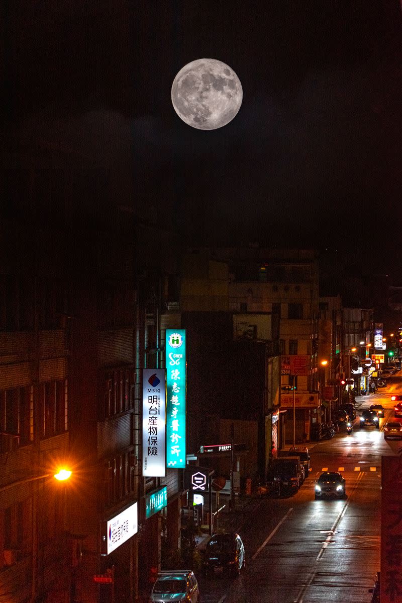 最美「超級藍月」曝光，攝影施林建邦在黑夜中等到奇蹟。（此圖為合成）。 （圖／攝影師林建邦提供）