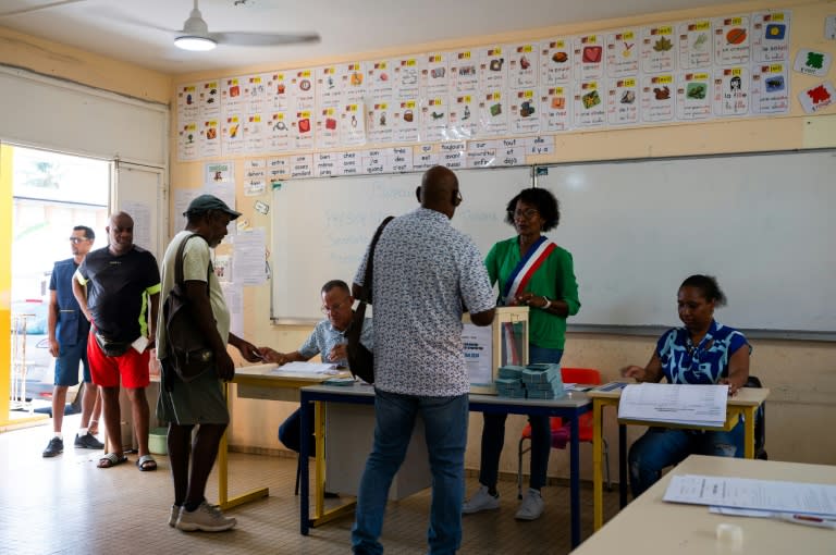 Dans un bureau de vote à Sainte-Rose en Guadeloupe, le 29 juin 2024 (Carla Bernhardt)