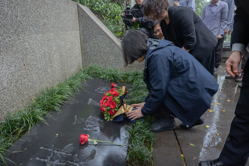 蔡英文總統由鄭南榕遺孀、總統府資政葉菊蘭等人陪同，步行至鄭南榕之墓「自由之翼紀念碑」前獻花致意 (總統府提供)