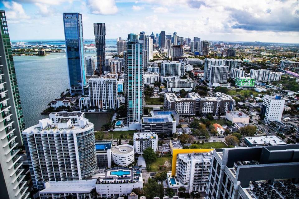 Vista al sur del horizonte de Miami el 5 de abril de 2023.
