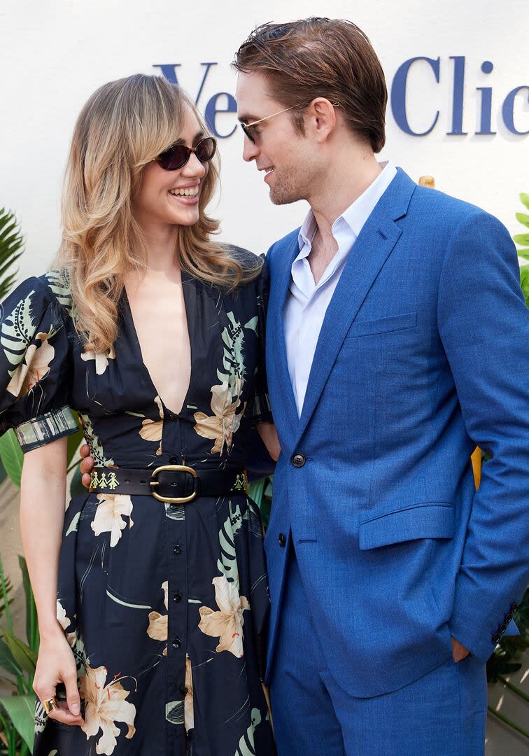 Solos, enamorados y a la moda. Robert Pattinson y Suki Waterhouse dejaron por un rato a su pequeña bebé en casa y disfrutaron de una velada en pareja. Se trata de la primera aparición pública en un evento de la actriz y cantante, luego de ser madre. Mientras el actor optó por un correcto traje azul y una camisa blanca, ella se lució con un diseño retro con aires ochentosos de estampado floral, mangas voluminosas y grandes bolsillos