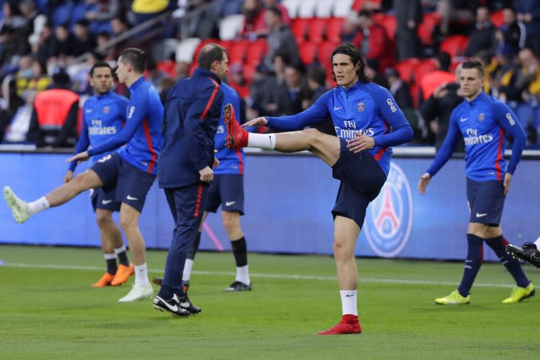 <p>La composition du PSG est tombée. Outre les absences de Kimpembe, suspendu, Marco Verratti est absent, blessé aux adducteurs. Kylian Mbappé, malade cette semaine, est sur le banc. Le 11 : Areola – Berchiche, Thiago Silva, Marquinhos, Dani Alves – Lo Celso, Rabiot, Draxler – Pastore, Cavani, Di Maria. </p>