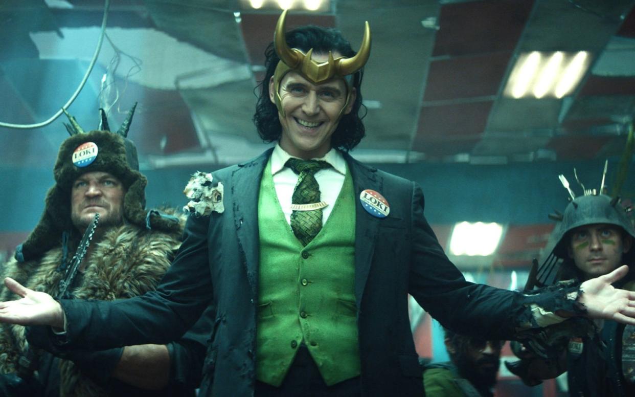 Loki (Tom Hiddleston, Mitte) hat sich in der jüngsten Folge seiner Serie als bisexuell geoutet.  (Bild: © Marvel Studios 2021)
