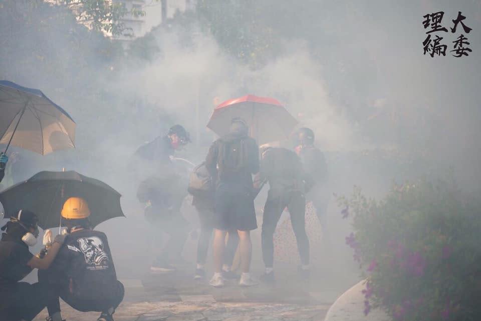 警方在理大校園內外發射多枚催淚彈，讓校園頓時變得煙霧瀰漫。（翻攝自《理大校園電台》臉書）