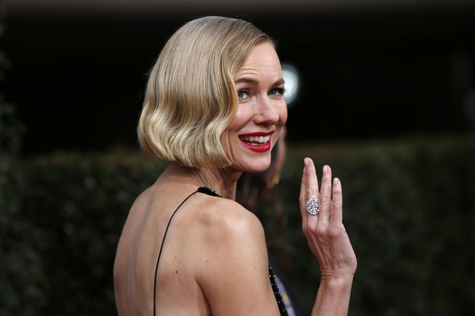 La actriz Naomi Watts en una de sus últimas apariciones en la alfombra roja de los Globos de Oro en enero de 2020 (Reuters) 