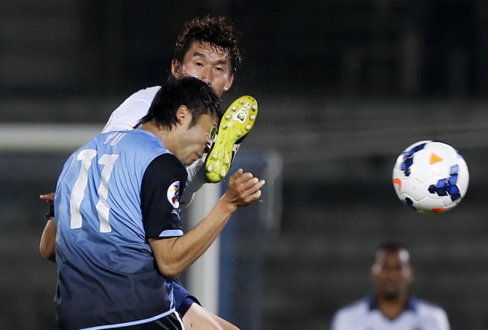 Ulsan Hyundai's Lee Yong, top, and Kawasaki Frontale's Yu Kobayashi vie for the ball during their group stage soccer match of the AFC Champions League in Kawasaki near Tokyo Tuesday, April 22, 2014. (AP Photo/Shuji Kajiyama)