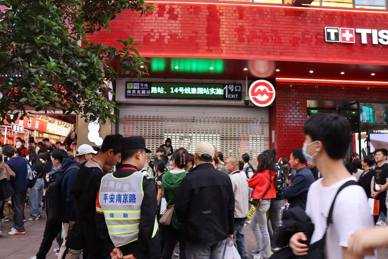 上海「五一」長假遊客多  地鐵站策略性封站 上海地鐵南京東路站和14號線豫園站在「五一」5天 假期期間，下午4時後實施封站跳停，避免更多人潮 從此處湧入。南京路通向外灘，1日維安警力增多。 中央社記者張淑伶上海攝  113年5月1日 
