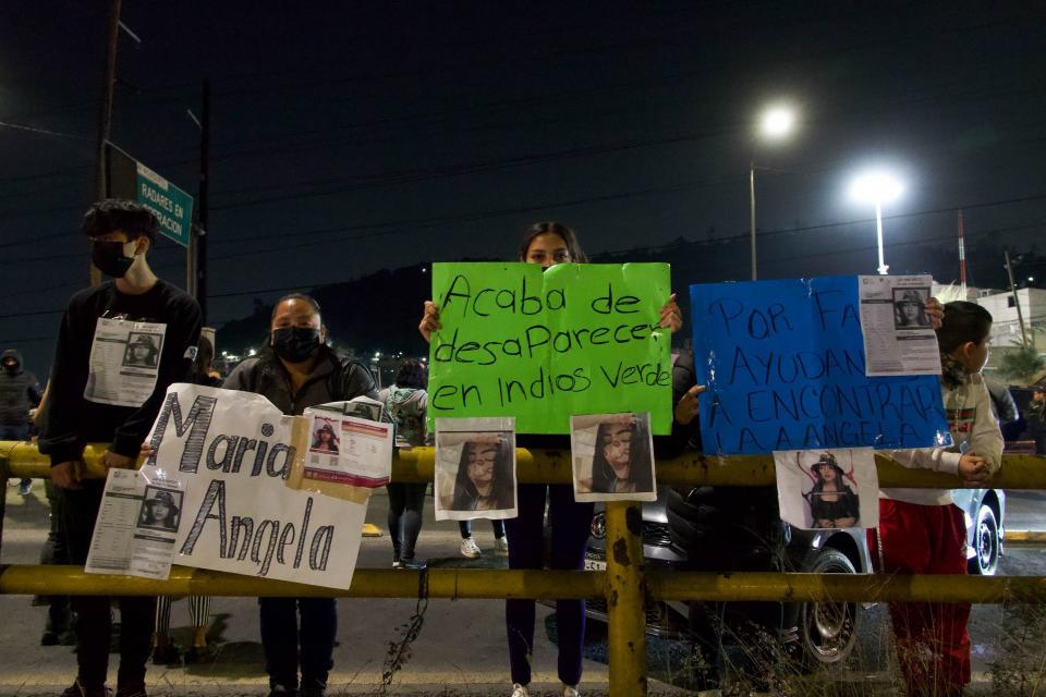 CIUDAD DE MÃ‰XICO, 20ENERO2023.- Familiares y vecinos bloquean las avenidasÂ Insurgentes Norte y TicomÃ¡n para exigir la apariciÃ³n de la joven de 16 aÃ±os MarÃ­a Ãngela OlguÃ­n Bustamante,Â desaparecida el dÃ­a jueves 19 mientras esperaba a su mamÃ¡ a las afueras de los baÃ±os del paradero de Indios Verdes. La madre de la joven acudiÃ³ a las autoridades para recibir apoyo, sin embargo le dijeron que las cÃ¡maras del sector no funcionaban.
FOTO: ROGELIO MORALES/CUARTOSCURO.COM