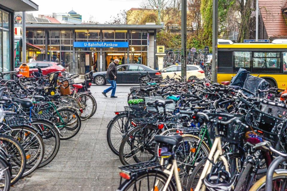 Der Garbatyplatz am Bahnhof Pankow ist permanent mit Fahrrädern zugestellt.<span class="copyright">Thomas Schubert</span>