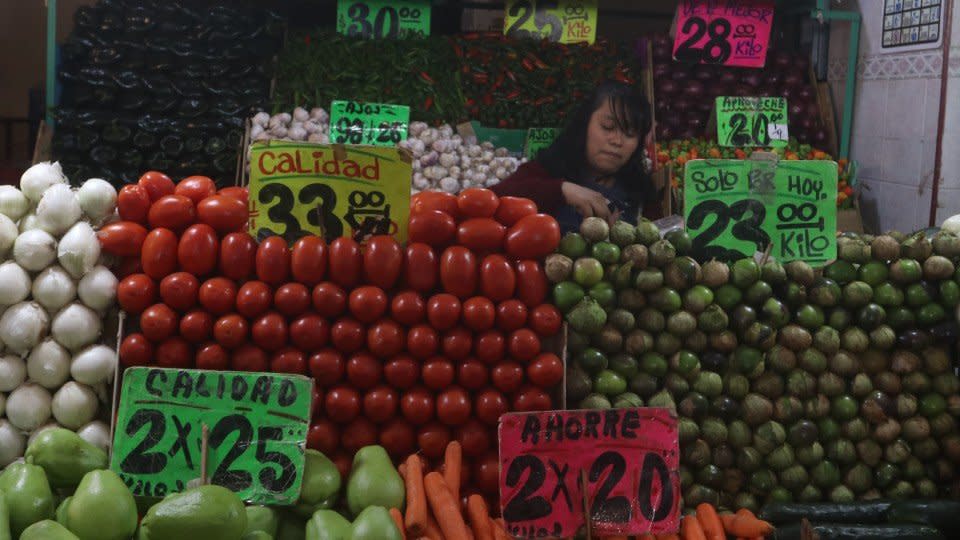 Inflación en México se mantiene en 8.70% en septiembre; jitomate, fondas y cebolla, lo que subió más de precio