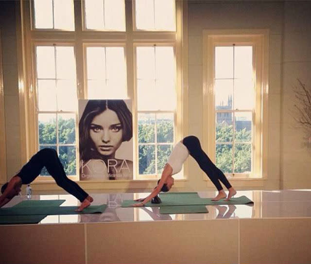 A Miranda Kerr (derecha) la hemos visto practicarlo muchas veces sola, pero también en compañía de varias entrenadoras personales. Además del yoga, la modelo australiana es adicta al ‘Ballet Beautiful’.