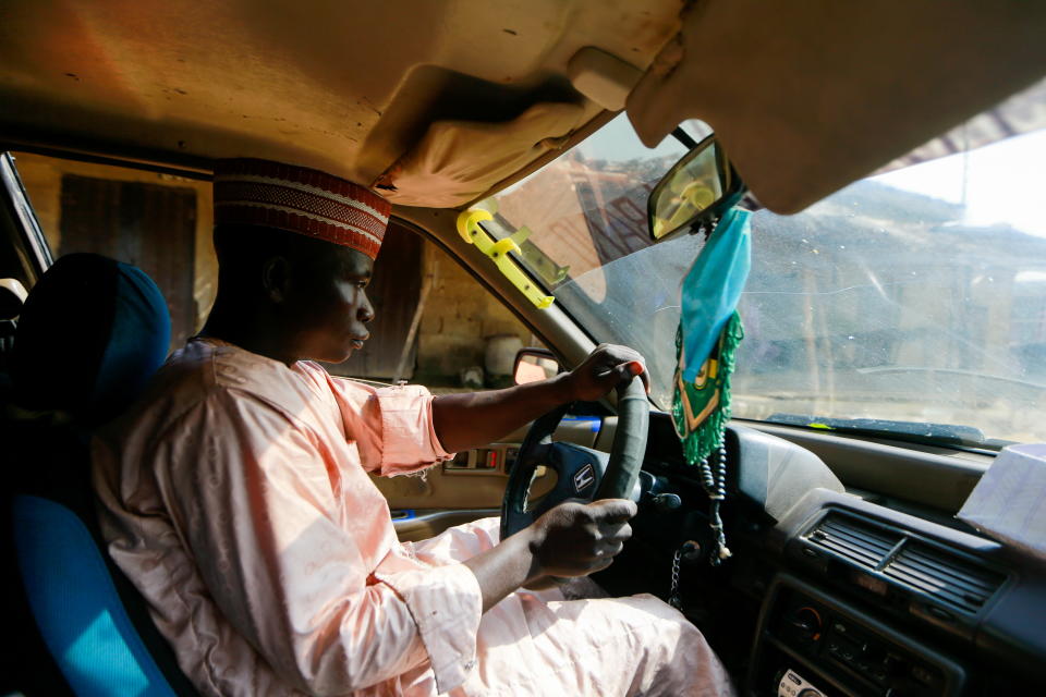 Así son los pueblos de Nigeria donde las hienas conviven como mascotas