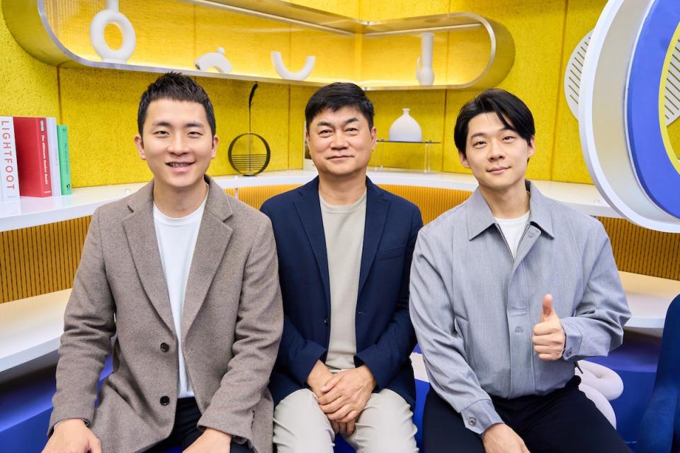 天空娛樂營運長王維皓(左)與、執行長于傳勇與SBS Medianet 的 CEO執行長 LEE SANG SU (中)相見歡。（圖／天空娛樂）