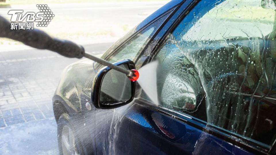 據悉該名受刑人在執行洗車作業時藉口上廁所趁機逃逸。（示意圖／shutterstock達志影像）