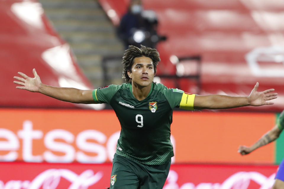 Marcelo Martins, de Bolivia, celebra luego de anotar el gol del empate ante Chile, en un encuentro de la eliminatoria mundialista disputado el martes 8 de junio de 2021, en Santiago (Alberto Valdez, Pool via AP)