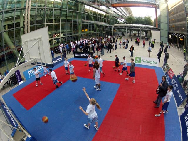 The Great Britain Basketball team with children from the Kingston Wildcats