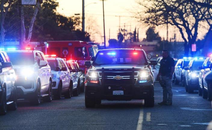 Una procesión se alinea afuera del Centro Médico Regional Comunitario en Fresno para el oficial de policía de Selma que fue asesinado a tiros el martes por la tarde, 31 de enero de 2023 en Selma.