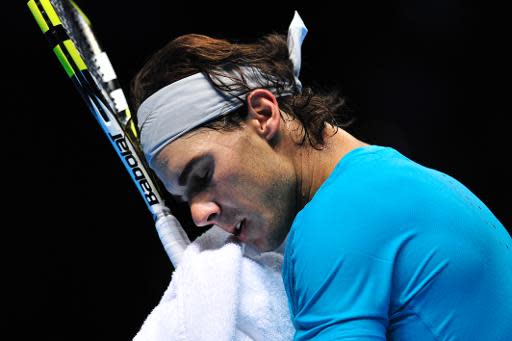 El español Rafael Nadal durante el partido de cuartos de final del Masters de Londres, frente al suizo Stanislas Wawrinka, el 6 de noviembre de 2013 (AFP | Glyn Kirk)