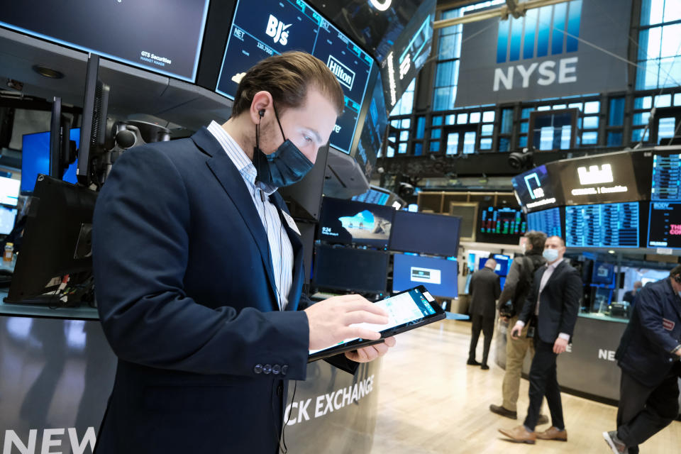 NEW YORK, NY - 11 stycznia: Handlowcy pracują na parkiecie nowojorskiej giełdy (NYSE) 11 stycznia 2022 r. w Nowym Jorku.  Po wczorajszej intensywnej wyprzedaży indeks Dow Jones Industrial Average spadł tylko nieznacznie w porannych notowaniach.  (Zdjęcie: Spencer Platt/Getty Images)