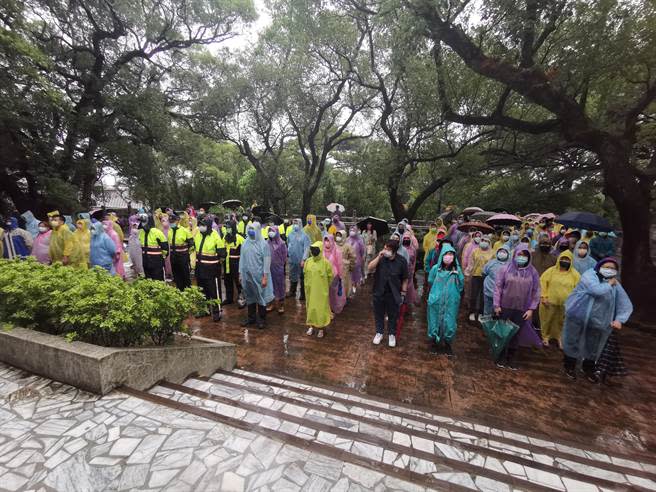 苗栗縣長徐耀昌2日上午赴苗栗市貓裡山忠烈祠主持秋季聯合祭典，縣府各局處代表齊聚忠烈祠前。（謝明俊攝）