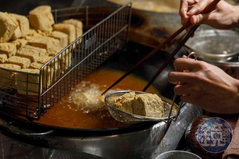 「玉里橋頭臭豆腐」除了豆腐自製，為了能精控溫度，連鍋子也是特別訂製。