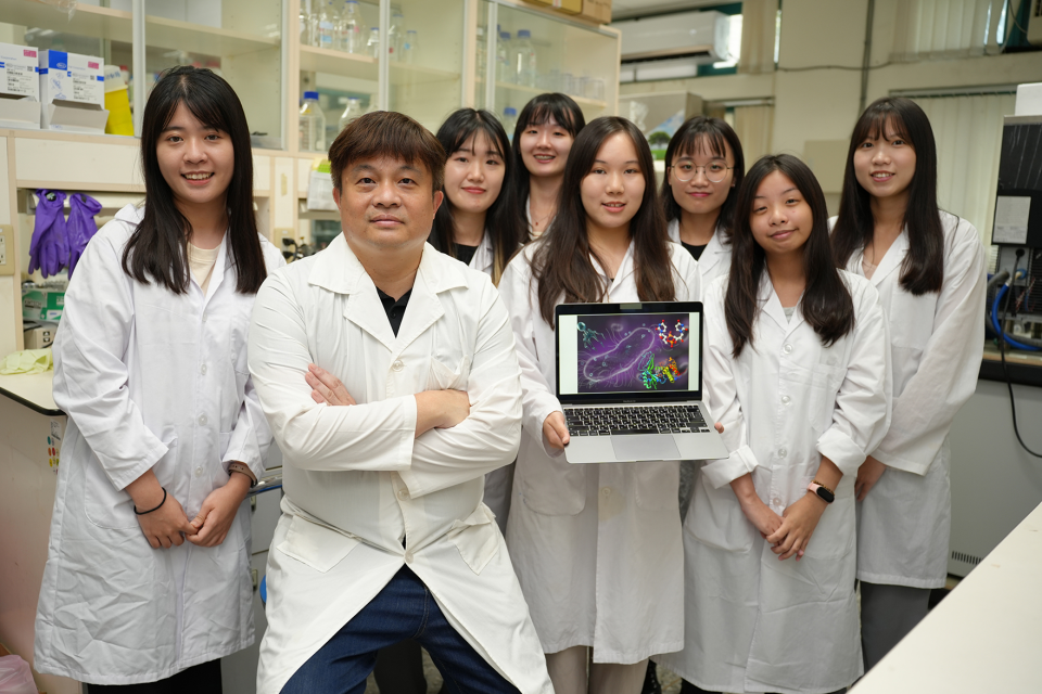興大學食生系陳曄副教授（左2）所帶領的研究團隊