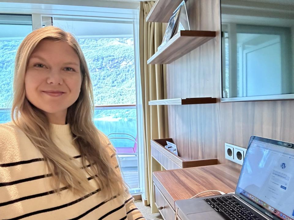Unsere Redakteurin Julia Poggensee hat getestet, wie gut es sich remote auf einem Kreuzfahrtschiff arbeiten lässt. Von ihrer Veranda-Kabine auf der Aida genoss sie einen Blick auf Norwegens Fjorde. - Copyright: Julia Poggensee