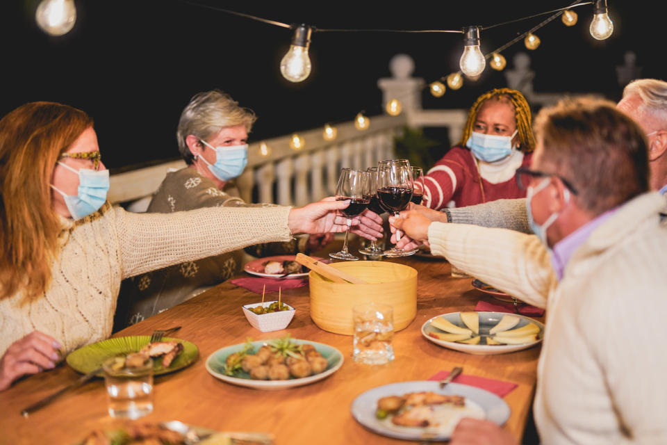 En el exterior, con las mascarillas puestas el máximo tiempo posible y sin sobremesa. Esta puede ser según los virólogos una forma relativamente 'segura' de celebrar la Navidad. (Foto: Getty)