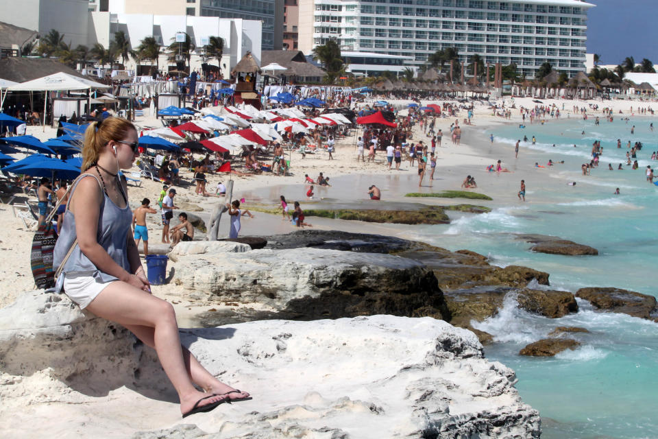 Turistas disfrutan la zona de playas en el centro de recreo de Cancún (México). EFE/Alonso Cupul