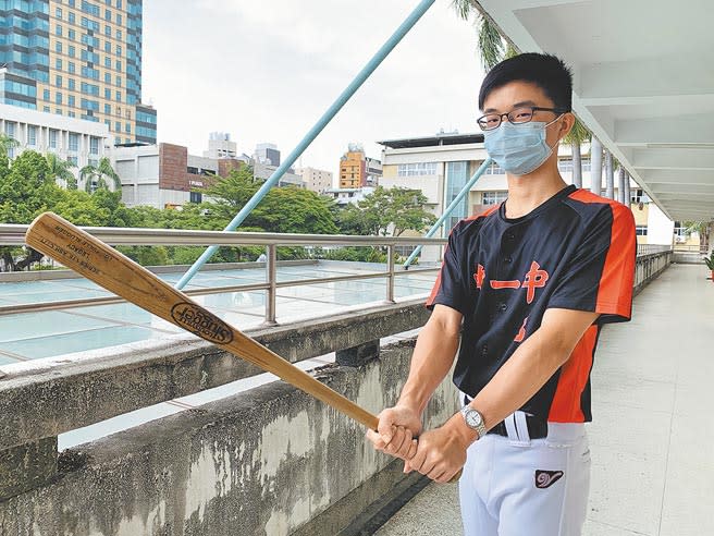 台中一中李東陽從小喜愛棒球運動，未來希望進入大聯盟擔任球團管理工作。（林欣儀攝）