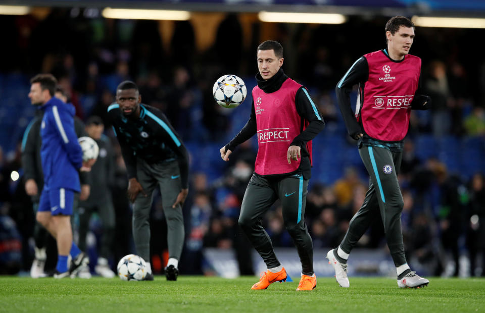 <p>Antonio Conte a mis en place un 3-4-3 avec au milieu le duo Kanté-Fabregas. En attaque, Willian-Hazard-Pedro sont présents. (Photo : Reuters) </p>