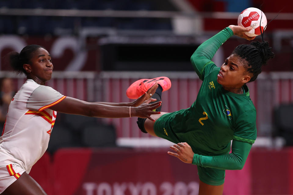 <p>Bruna de Paula of Team Brazil shoots and scores a goal as Alexandrina Cabral Barbosa of Team Spain attempts to defend during the Women's Preliminary Round Group B handball match between Spain and Brazil on day six of the Tokyo 2020 Olympic Games at Yoyogi National Stadium on July 29, 2021 in Tokyo, Japan. (Photo by Dean Mouhtaropoulos/Getty Images)</p> 