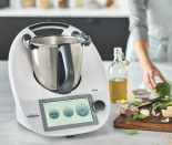 <p>Il Bimby Tm6 è il nuovo assistente da cucina appena nato in casa Vorwerk che controlla in automatico la giusta cottura e permette di navigare dallo schermo. Tra le novità, permette la cottura ad alta temperatura, la fermentazione, lo slow cooking e la cottura sottovuoto. Prezzo del Bimby Tm6 assieme al set di accessori: 1359 euro su bimby.vorwerk.it </p>