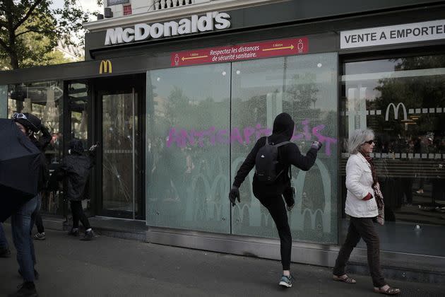 <p>En marge de la manifestation du 1er-Mai à Paris, des groupes violents s'en sont pris à des enseignes de magasins ainsi qu'aux forces de l'ordre.</p>