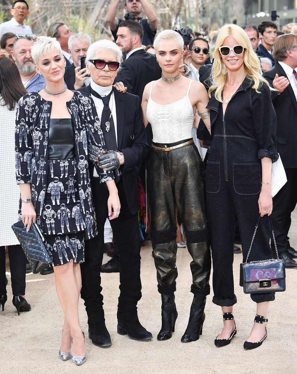 <p>Otros de los nombres que estuvieron en la presentación fueron los de Carla Delevingne y Claudia Schiffer, además de Sofía Coppola, Kristen Stewart y Julianne Moore. ¡Un lujo! <em>– Foto: <a rel="nofollow noopener" href="https://www.instagram.com/claudiaschiffer/" target="_blank" data-ylk="slk:Instagram/claudiaschiffer/;elm:context_link;itc:0;sec:content-canvas" class="link ">Instagram/claudiaschiffer/</a> </em> </p>